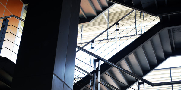 Pintar Fachadas de Empresas / Negocios / Locales Comerciales en Castelló · Pintado de Escaleras