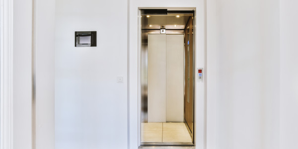 Pintar Fachadas y Patios de Luces de Comunidades Vecinos / Propietarios Azuébar · Esmalte de Puertas de Ascensores, Puertas de Emergencia y Portales